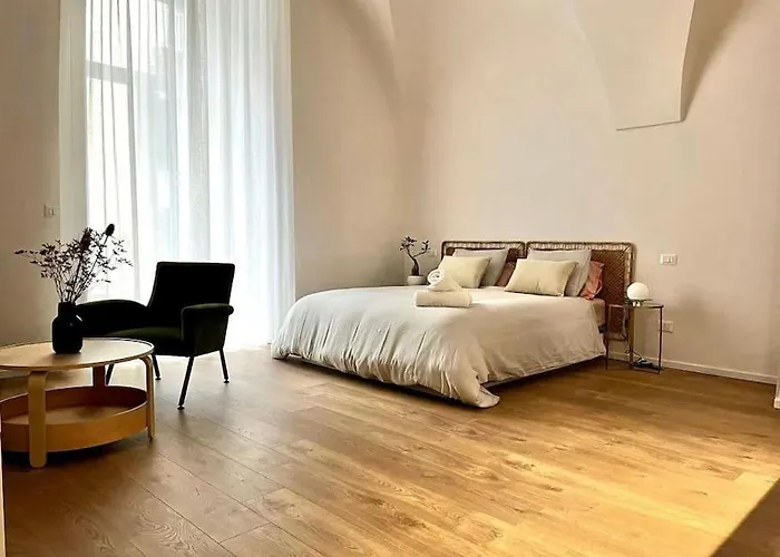 La Finestra Su Chiaia